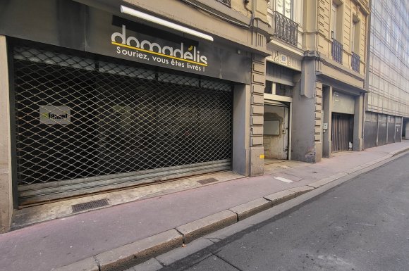 Local professionnel toutes activités en hyper centre de saint Étienne avec vitrine